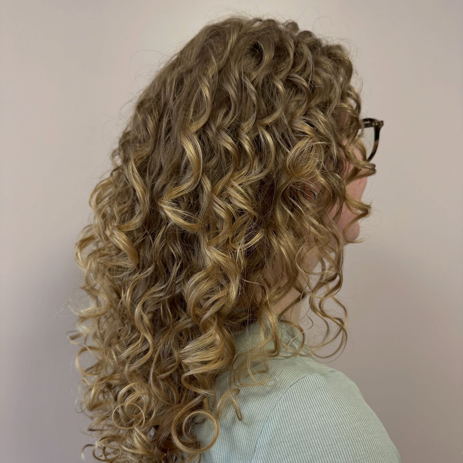 Blonde krullen van opzij, net geknipt en gestyled